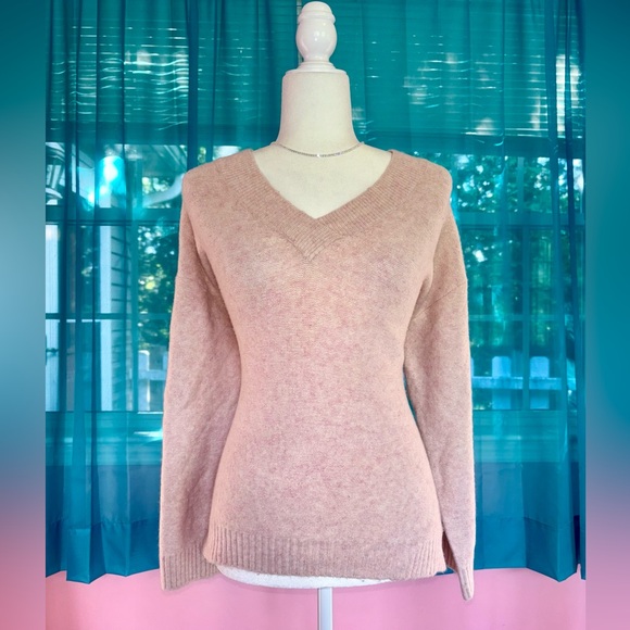 H&M Blush Pink Wool Blend V-Neck Soft Long Sleeve Pullover Women’s Size M - Picture 1 of 6